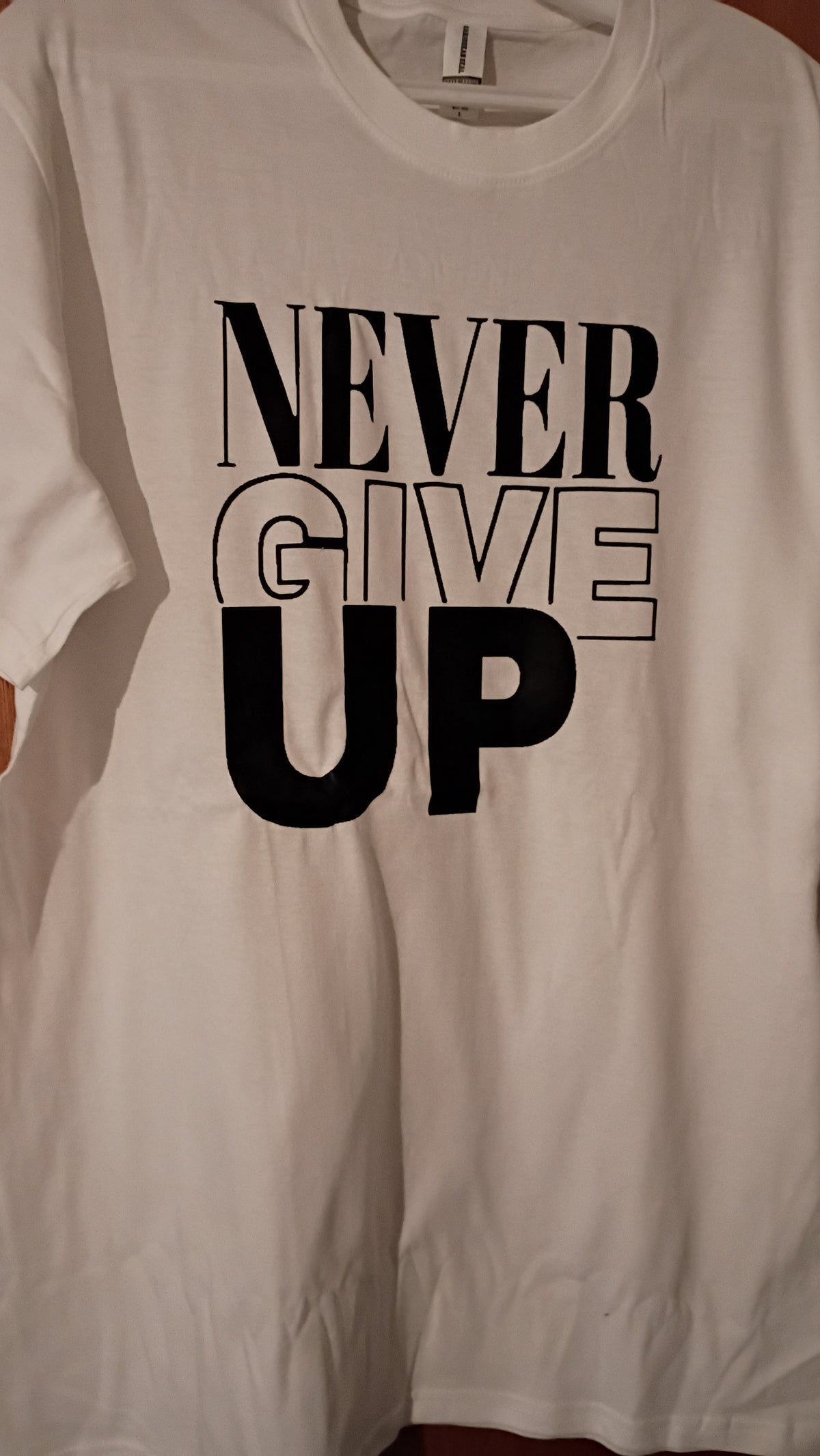 Short sleeved t'shirt-NEVER GIVE UP